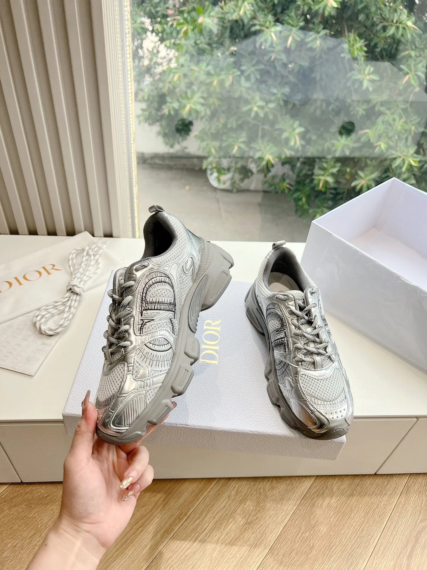 👟👟Ex-factory price 640👟👟 (Top version) Dior Chrono series sports shoes Purchased and developed in Taikoo Hui for RMB 18,200. This Dior chrono sports shoe continues the timeless silhouette and is carefully made of mesh, so it will be particularly comfortable on the feet. It is decorated with CD special craftsmanship logo to enhance the style. The lightweight style is matched with the "Christian Dior" logo thin sole, suitable for all seasons, and can be matched with all kinds of casual looks to add a finishing touch. Classic and super durable. Upper: cowhide stitching. Original molded outsole. Size: 35-41. Full set of counter synchronized gift box 💝 packaging